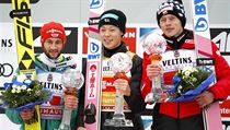 Stupně vítězů - Němec Markus Eisenbichler (vlevo), vítězný Japonec Rjoju...