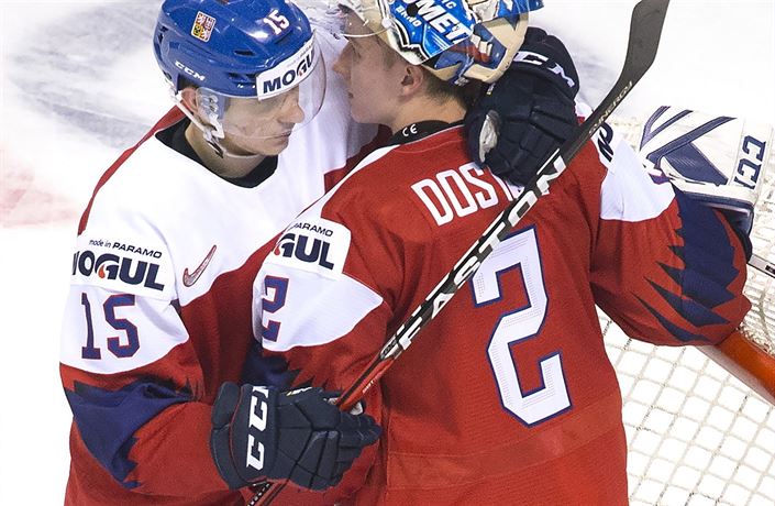 Luká Dostál pijímá ovace od spoluhrá.