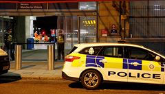 Policie u stanice Victoria v Manchesteru.
