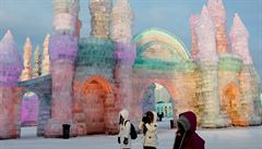 Ledové království v ínském mst Harbin jezdí kadoron obdivovat tisíce...