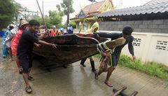 Místní se pipravují na tropickou bouí v Thajsku.
