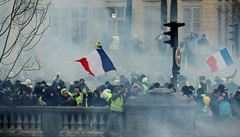Francii zaplavily dal protesty lutch vest. Macron je oznail za tok na republiku