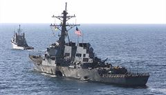 Výbuchem pokozená USS Cole.