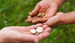 Podle výzkumu freeSAT téměř polovina Čechů přispívá na charitu