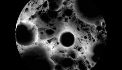 Ukrývá krátery věčné temnoty, mírně se ‚kývá‘ a vidíme víc než půlku povrchu. Co možná nevíte o Měsíci