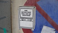 „Revoluce nebude vysílána v televizi,“ hlásá sticker na zdi v italské Florencii.