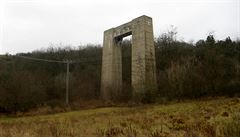 Osamělý pilíř nedostavěného mostu „Hitlerovy“ dálnice pod Brněnskou přehradou.