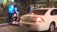 Nehoda, pi ní automobil spolenosti Tesla projel kolem robota, který následn...