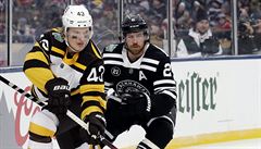 Centr Bostonu Danton Heinen kontroluje puk ped protihráem.