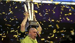 Nizozemec Michael Van Gerwen slaví s trofejí pro vítěze mistrovství světa. | na serveru Lidovky.cz | aktuální zprávy