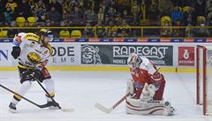 Litvínovský Luká Kapar pálí, zasahuje olomoucký Branislav Konrád.