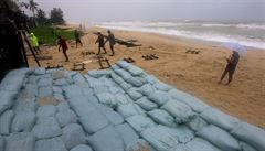 Pytle s pískem mají ochránit okolí pláe ped následky boue.