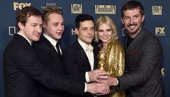 Joseph Mazzello, Ben Hardy, Rami Malek, Lucy Boyntonová and Gwilym Lee s glóbem...