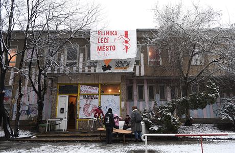 Aktivisté z Autonomního sociálního centra Klinika  ped budovou v Jeseniov...