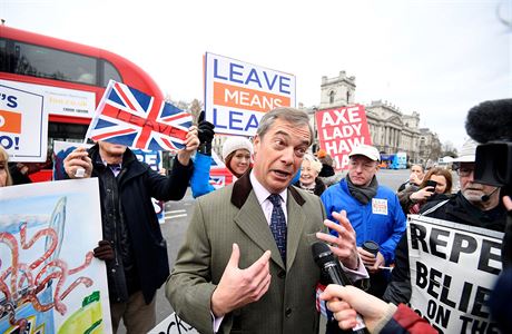 Bývalý pedseda Strany nezávislosti Spojeného království, Nigel Farage, mluví s...