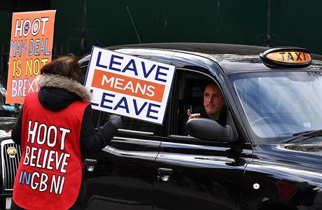 ena, podporujc brexit mluv s idiem taxi ped budovou britskho parlamentu...