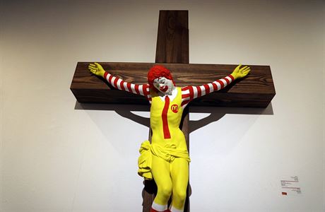 Socha finského umlce Janiho Leinorena zobrazuje ukiovaného McDonalda,...