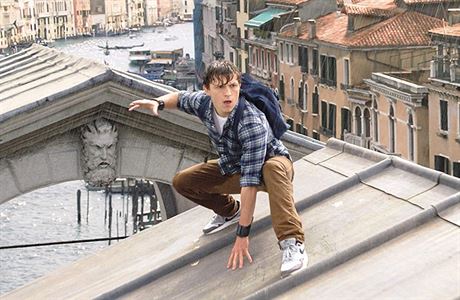 Peter Parket (tom Holland) se podívá i do Benátek. Snímek Spider-Man: Daleko od...