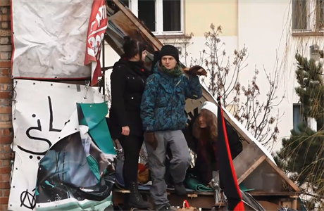 Skupinka aktivist stále okupuje stechu budovy.