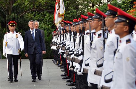 Premiér Andrej Babi (druhý zleva) zahájil návtvu Singapuru. eský...