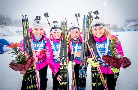 Bronz v Oberhofu vybojovaly zleva Lucie Charvtov, Veronika Vtkov, Markta...