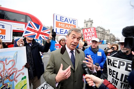 Bývalý pedseda Strany nezávislosti Spojeného království, Nigel Farage, mluví s...