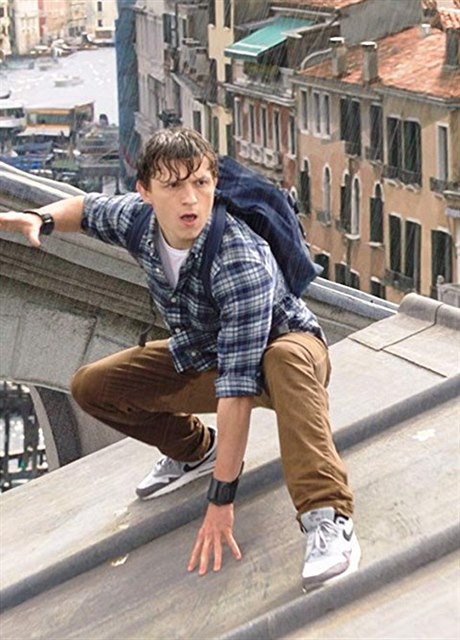 Peter Parket (tom Holland) se podívá i do Benátek. Snímek Spider-Man: Daleko od...