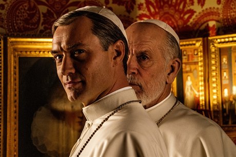 Jude Law a John Malkovich. Seriál Nový pape (2019). Reie: Paolo Sorrentino.