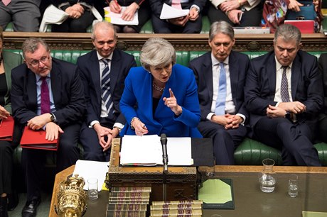 Premiérka Theresa Mayová bhem projevu v parlamentu.