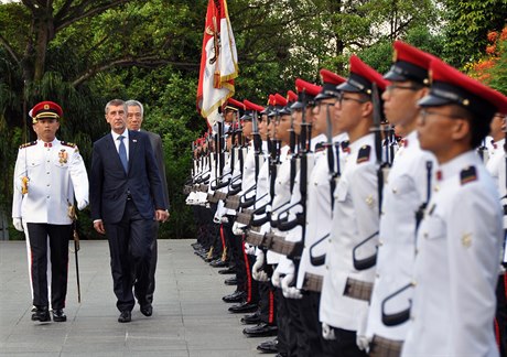 Premiér Andrej Babi (druhý zleva) zahájil návtvu Singapuru. eský...