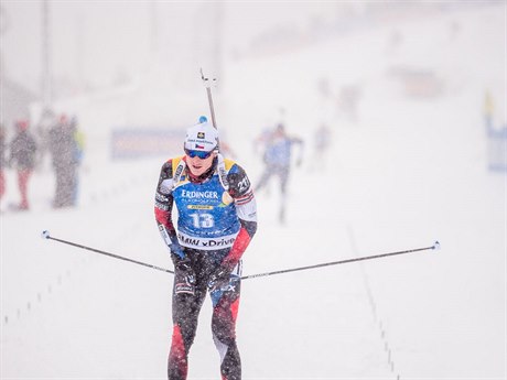 Ondřej Moravec v cíli biatlonového závodu v Oberhofu.
