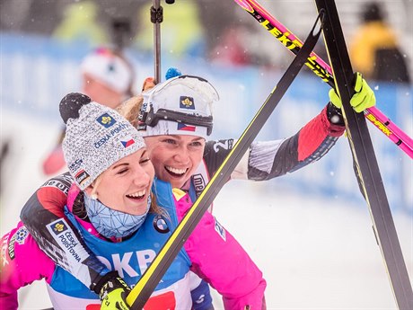 Bronz v závodu štafet oslavují Lucie Charvátová (vlevo) a Eva Puskarčíková.