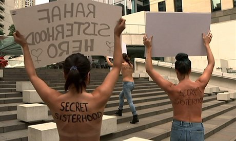 Aktivistky demonstrovaly v centru australského Sydney na podporu Rahaf Kunúnové.