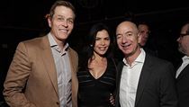 Lauren Sanchezov se svm muem a milencem na jedn fotografii. Jeff Bezos...