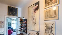 Jak bydlí designéři: byt plný obrazů, plakát Václava Havla a džínová hlava