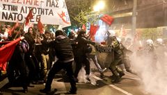 Asi 400 levicových aktivist proti Merkelové v Aténách protestovalo.