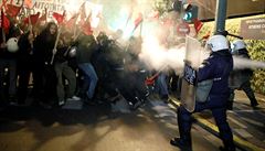 Protestující napadli policisty, ti proti nim pouili slzný plyn.
