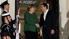 Alexis Tsipras si na uvítacím ceremoniálu tese s nmeckou kanclékou rukou.
