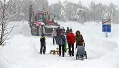 Hasii pomáhají odklidit sníh z cest ve mst Boí dar.