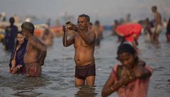 Svátek hinduistických poutník, kdy se noí do posvátné eky Gangy.