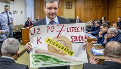David Rath zapózoval pro média s vlastnoručně vyrobeným plakátem. | na serveru Lidovky.cz | aktuální zprávy