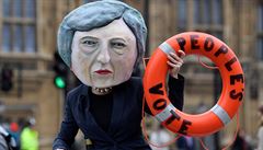 lovk v kostýmu Theresy Mayové propagující druhé referendum o brexit.