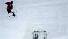 Extrémní počasí vyhnalo z poštovny na Sněžce personál, kolem objektu jsou čtyřmetrové závěje