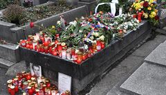 Lidé pináeli  kytice a svíky na hrob Jana Palacha v Praze.