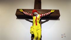 Z výstavy v izraelské Haifě po protestech zmizí ukřižovaný maskot McDonald’s
