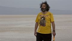 Sám v pustin. Snímek Prase (2018). Reie: Mani Haghighi