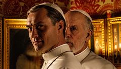 Jude Law a John Malkovich. Seriál Nový papež (2019). Režie: Paolo Sorrentino.