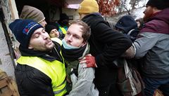 Pracovníci exekutora se přetlačují s aktivisty z Autonomního sociálního centra... | na serveru Lidovky.cz | aktuální zprávy