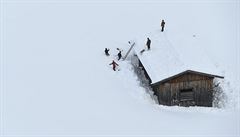 Rakousko bojuje s masami snhu. esk snowboardista strhnul lavinu, zasypala st hotelu