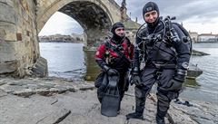 OBRAZEM: Vědci se ve Vltavě noří do hlubin času. Hledají zbytky středověkých mostů